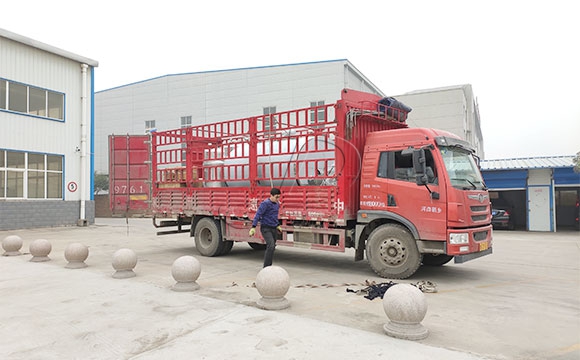 墨竹工卡县客户订购的5吨冷奶罐下午发往西藏