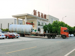 甘肃某牧场订购的两台35吨大型室外贮奶罐今日发货